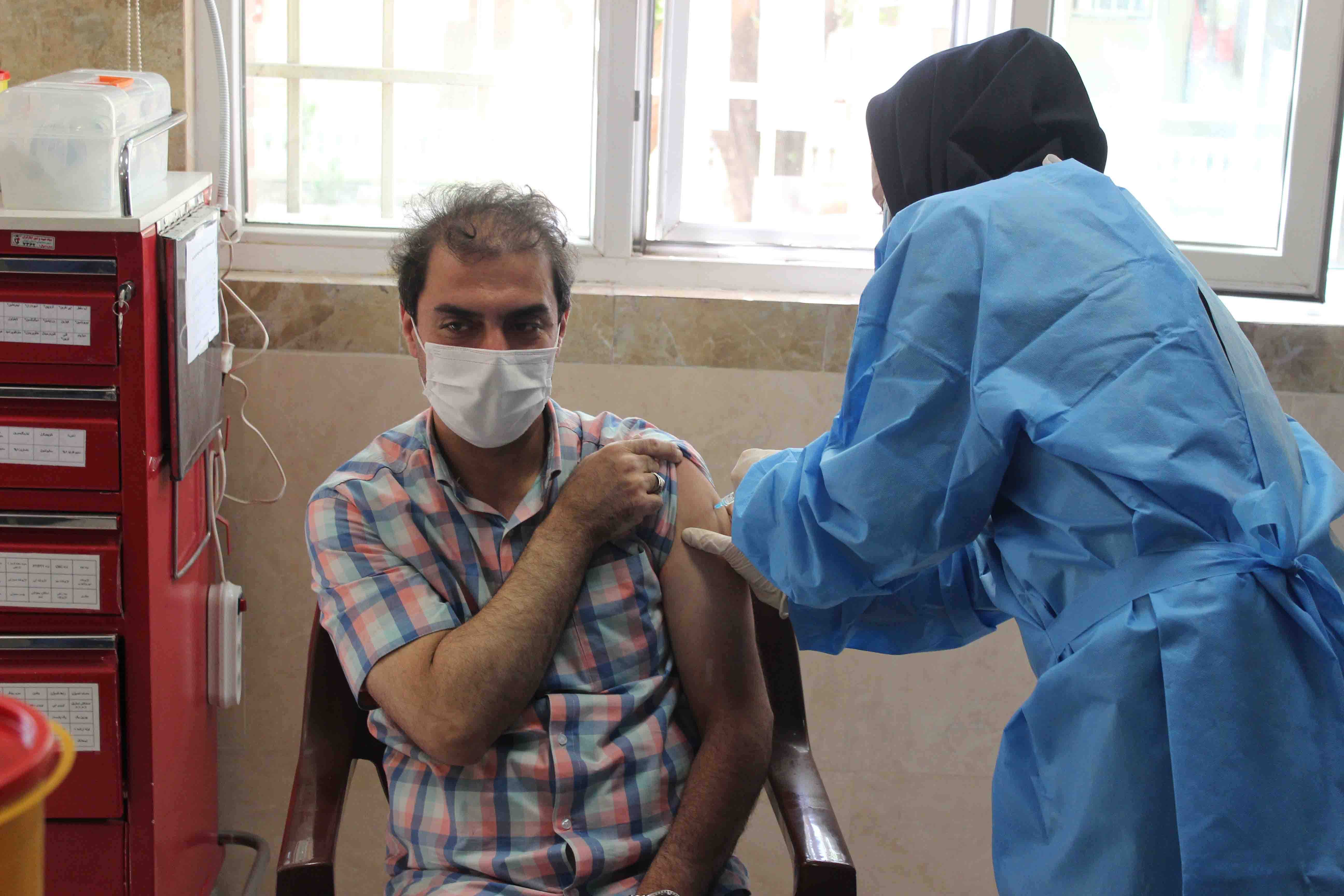 آغاز مرحله جدید تزریق واکسن کرونا به کادر شهریار در بیمارستان میلاد